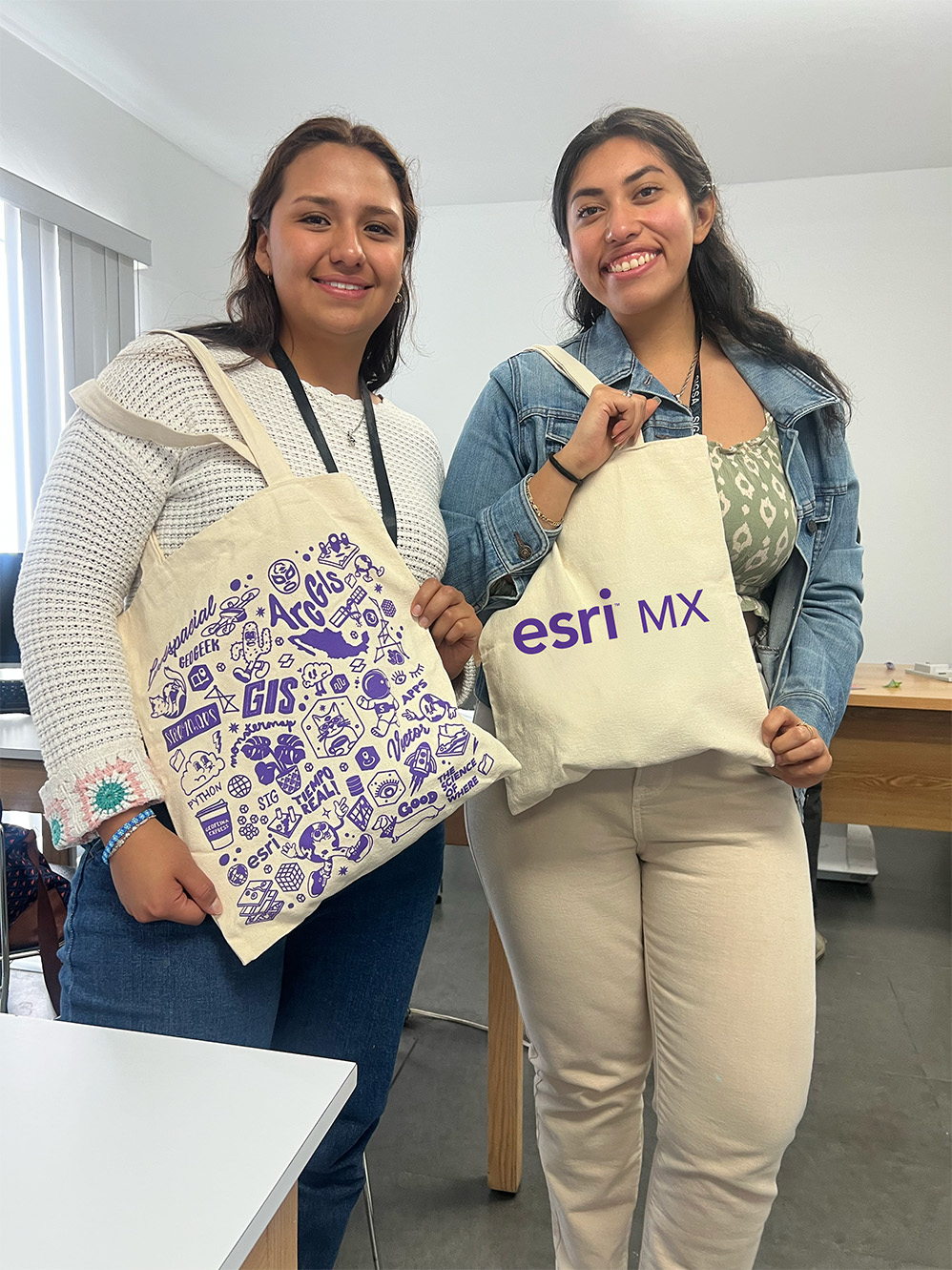 Persona con pelo amarillo y rosa, gafas a juego y una llamativa chaqueta rosa haciendo un guiño a la cámara
