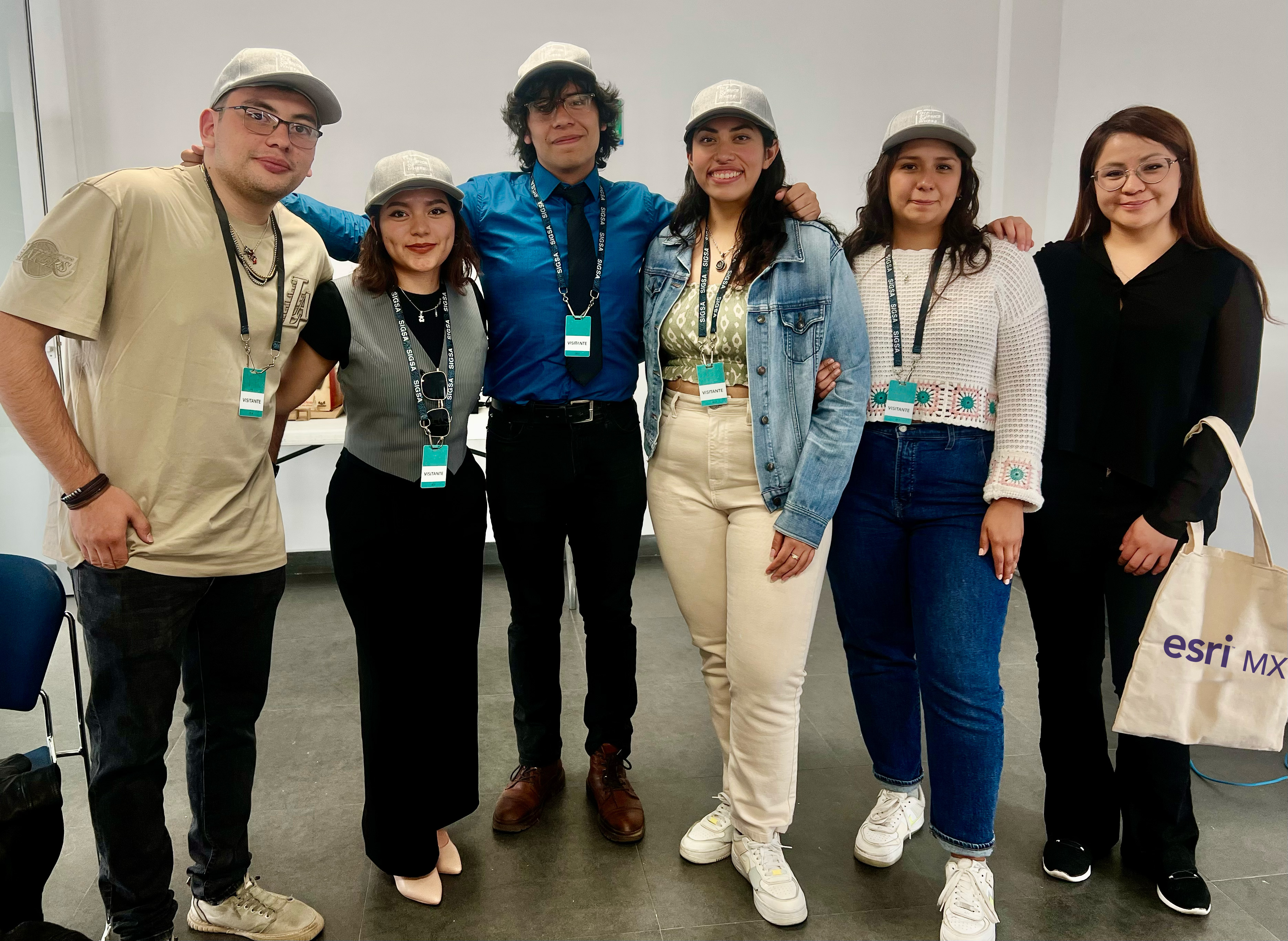 Dos personas en una clase moderna y soleada hablando sobre el contenido de la pantalla del portátil