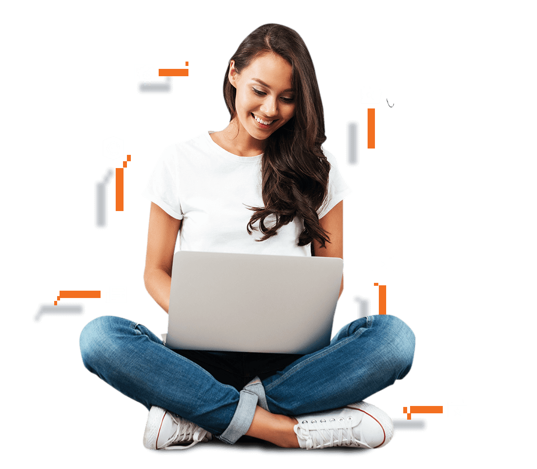 Persona con pelo largo y sudadera de color blanco roto sonriente sobre un mapa con regiones en tonos azul, turquesa, naranja y amarillo