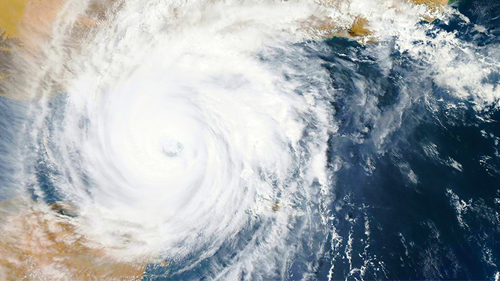 Vista aérea de un huracán acercándose a tierra