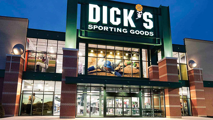 Gran escaparate con un cartel en el que se lee Dick's Sporting Goods