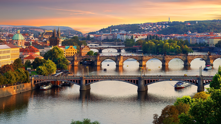 Puentes sobre un río en Praga