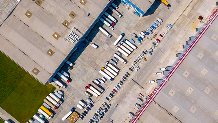 Vista aérea de camiones en el exterior de un almacén logístico