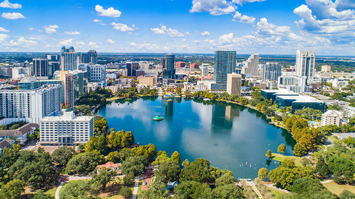 Vista del paisaje urbano de Orlando con rascacielos y agua