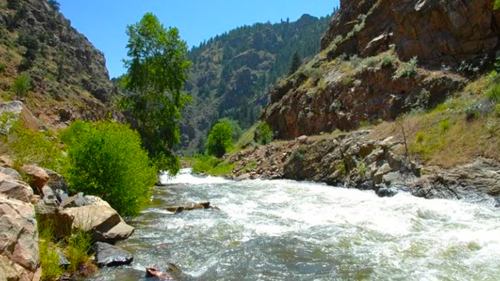 Un río que fluye entre montañas