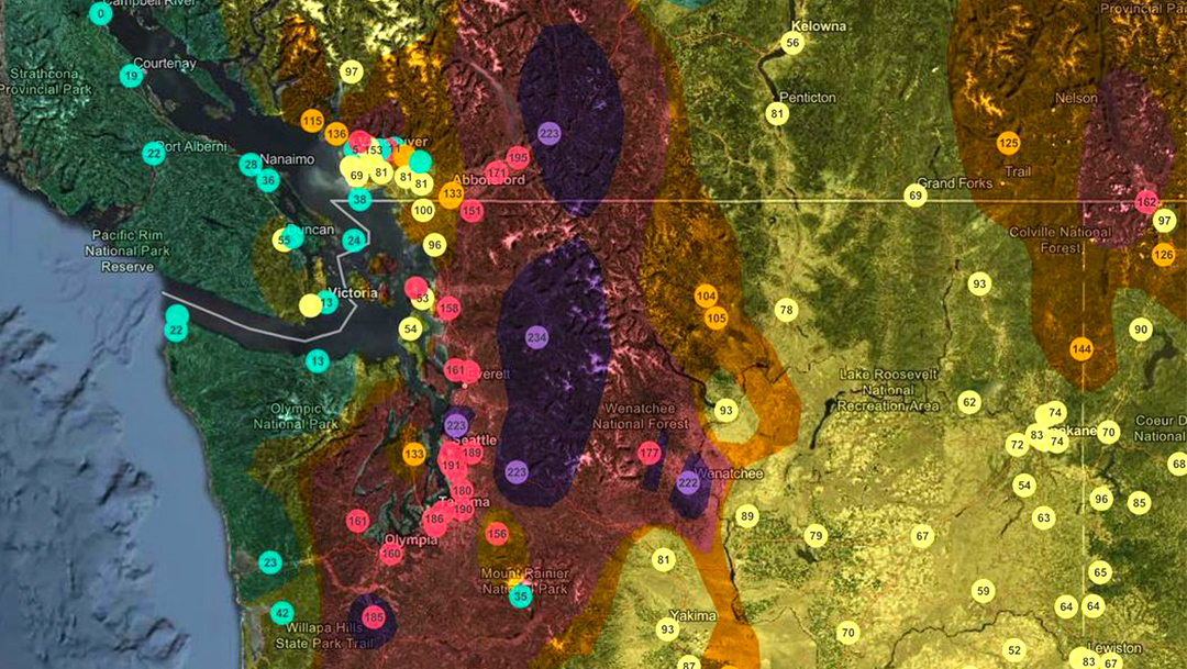 Un mapa del noroeste del Pacífico muestra la calidad del aire en colores que van del verde al rojo oscuro donde la mala calidad del aire es el resultado de los incendios forestales en toda la región