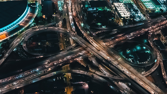 Vista aérea nocturna de las autopistas contaminantes