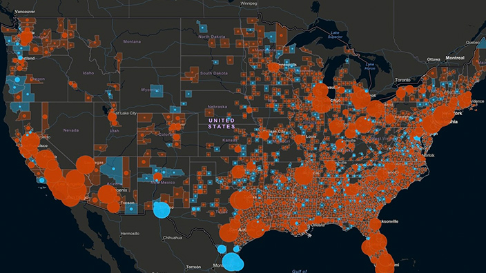Un mapa de concentración de Estados Unidos en gris y negro con puntos agrupados en rojo y azul