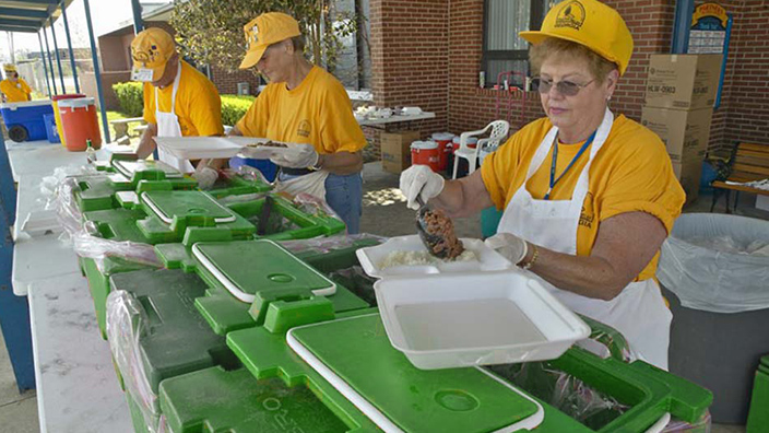 Trabajadores humanitarios sirviendo comida
