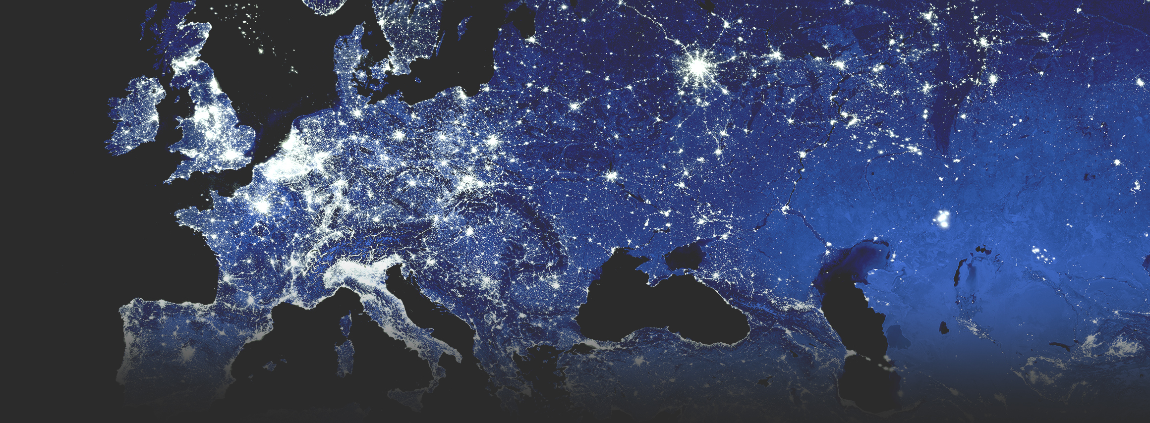 Un mapa de Europa y Asia occidental muestra un terreno abierto en azul oscuro con núcleos de color blanco en los centros de población