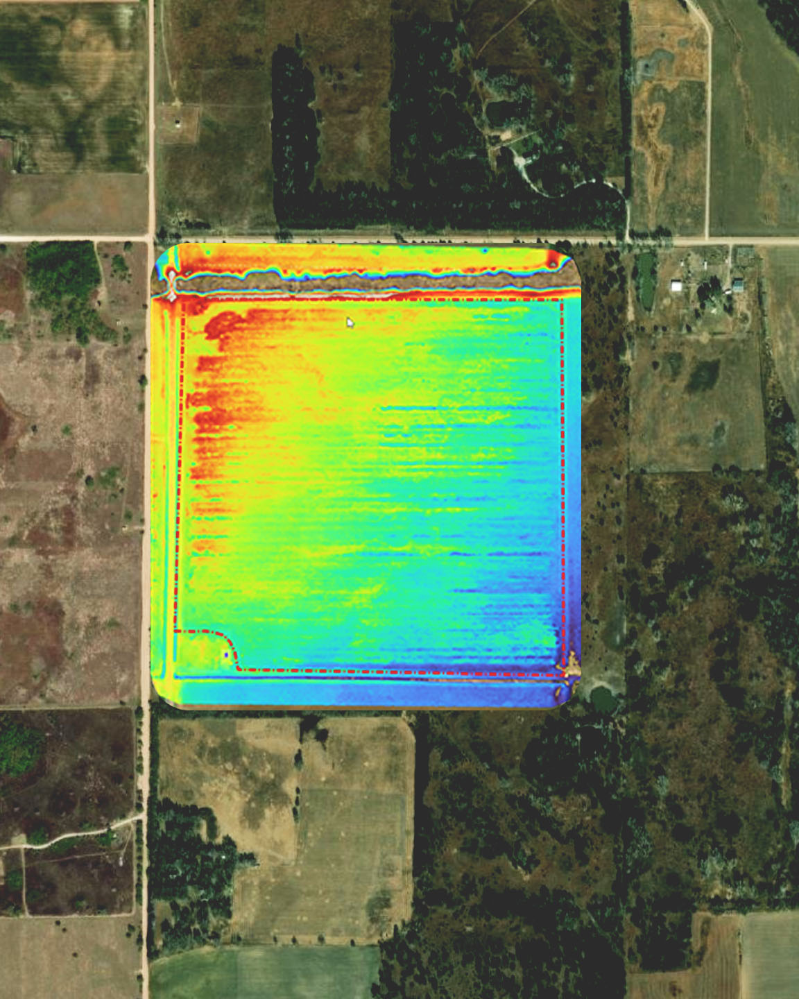 Imágenes aéreas fuera del nadir de una carretera que atraviesa un mosaico verde y amarillo de campos agrícolas