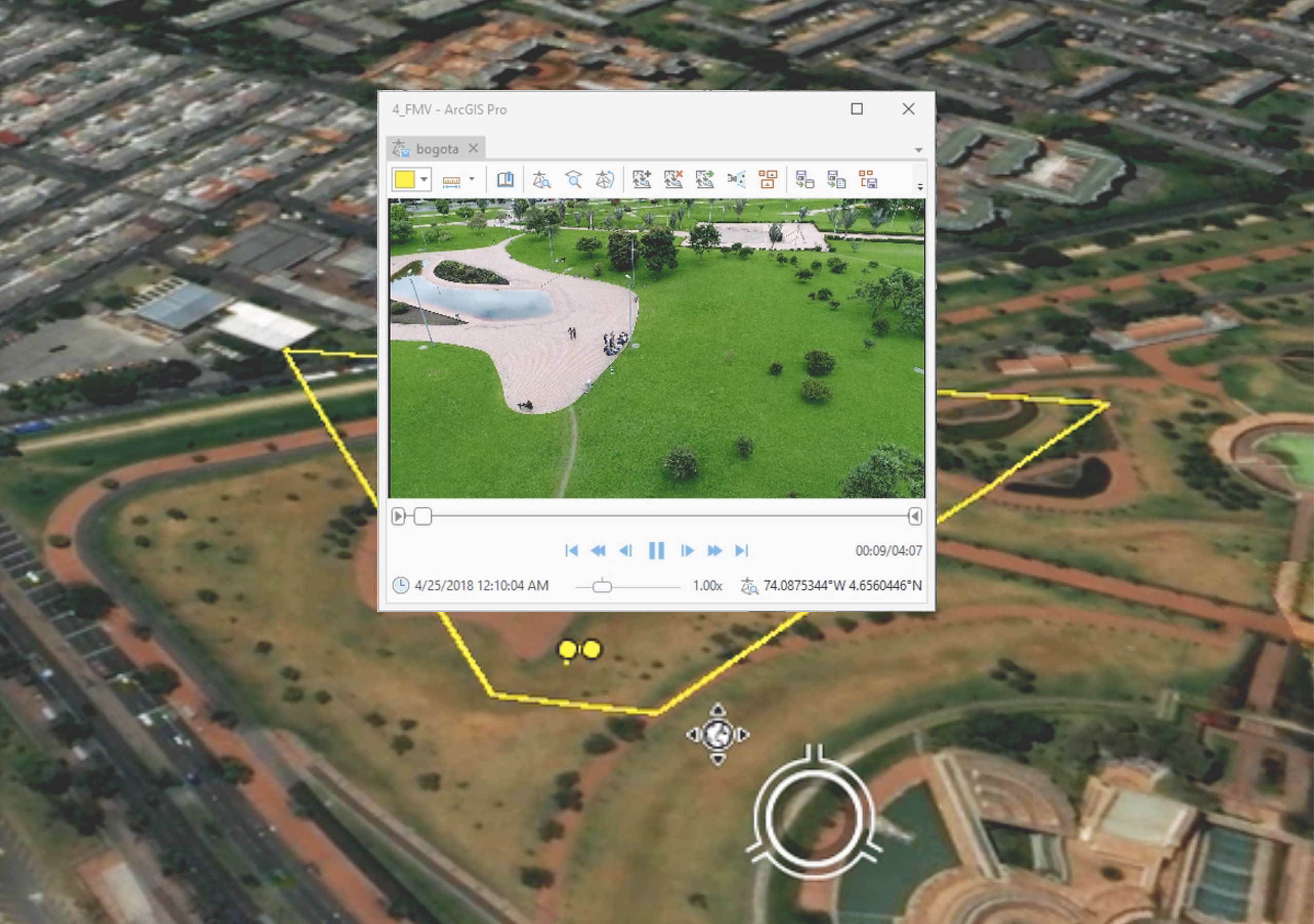 La ventana de un reproductor de vídeo muestra imágenes de dron de personas en un parque, con un mapa del plan de vuelo del dron al fondo