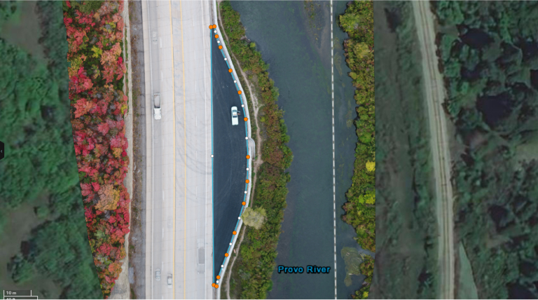 Una vista aérea con dron de una autopista cerca del follaje otoñal y los árboles verdes