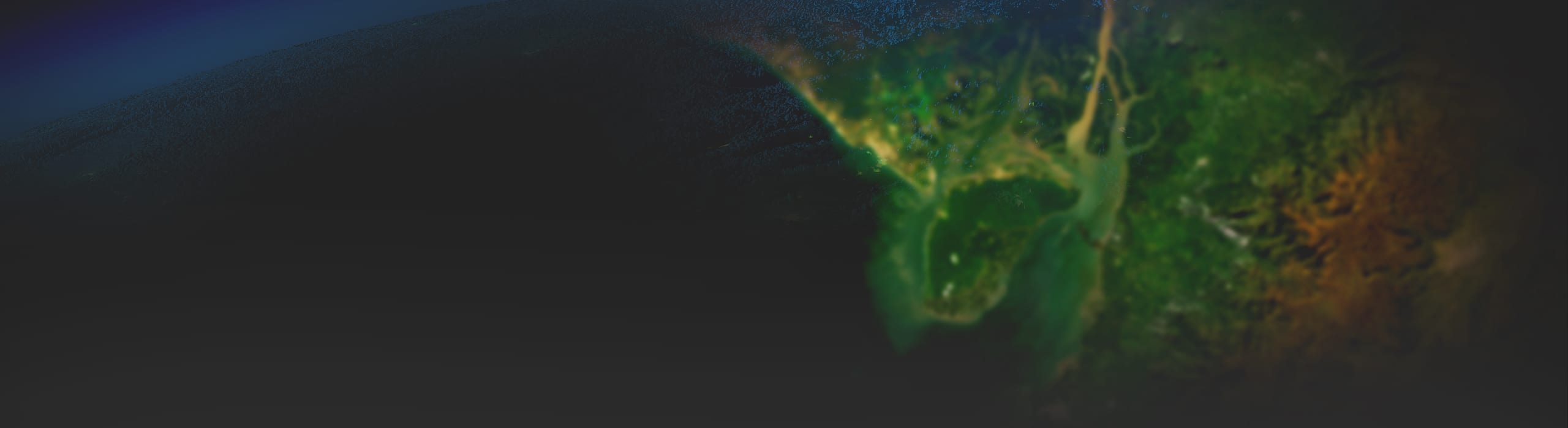 Un fondo negro se desvanece en una imagen satelital de un paisaje costero verde