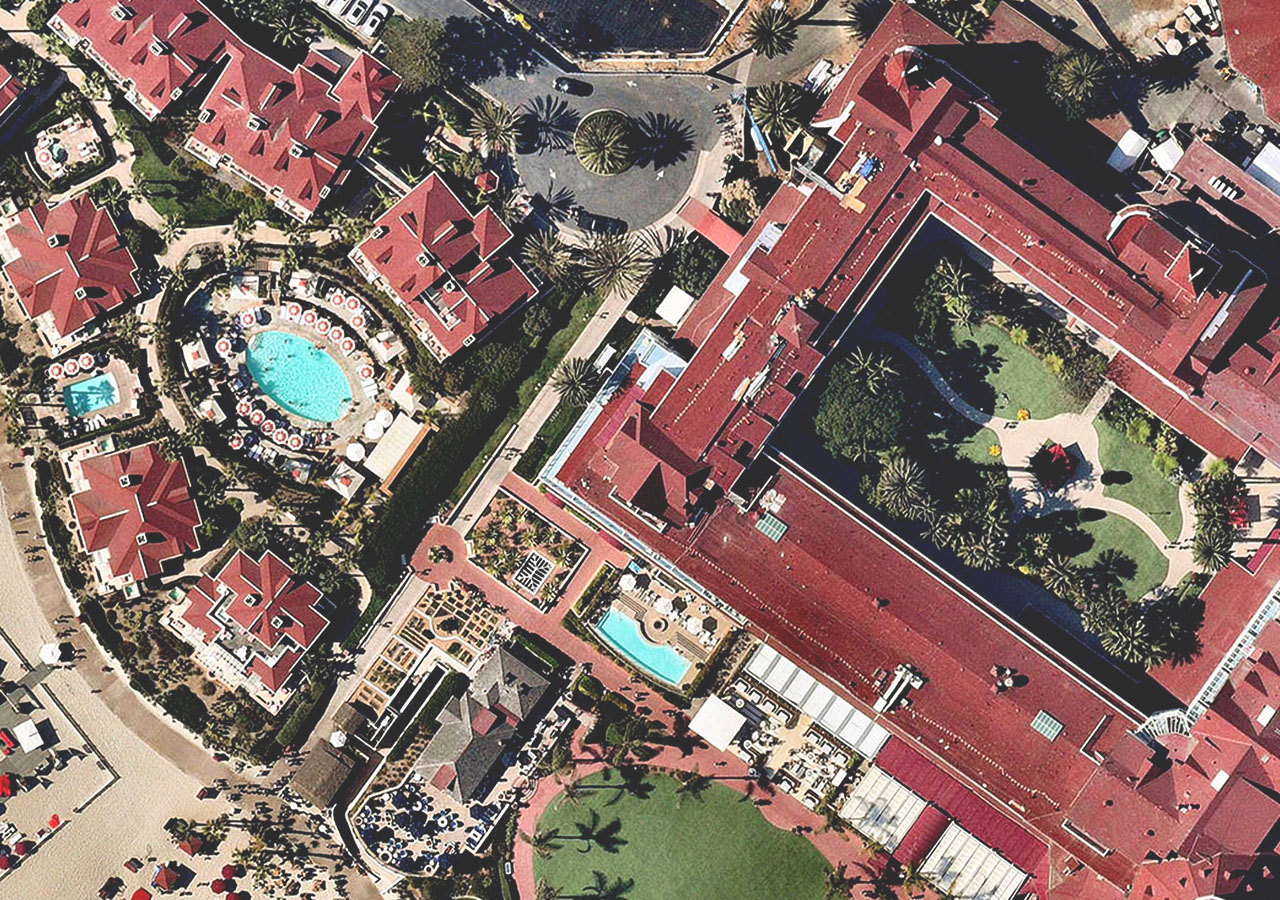 Ejemplos de cinco tipos de contenido de Nearmap (vertical, panorámico, oblicuo, 3D e IA) unidos y etiquetados