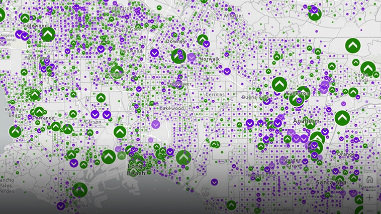 Un mapa blanco de apartamentos de varias plantas representados cartográficamente en el sur de California con círculos verdes dimensionados por el número de unidades