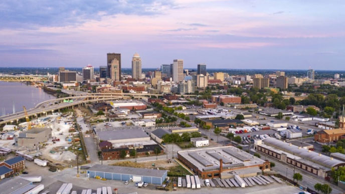 Vista aérea de una ciudad con edificios, un puente y una masa de agua