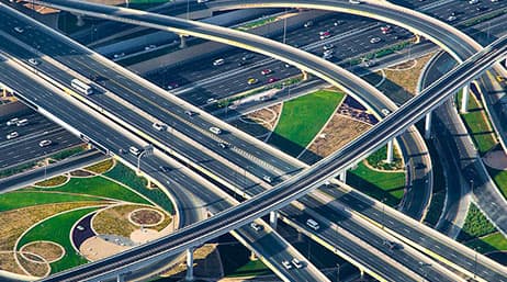 Una vista aérea de una autopista con múltiples pasos elevados y algunas zonas verdes