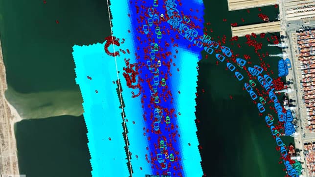 Un mapa de un puerto de carga con iconos de botes y puntos rojos que muestran dónde puede ser necesario dragar