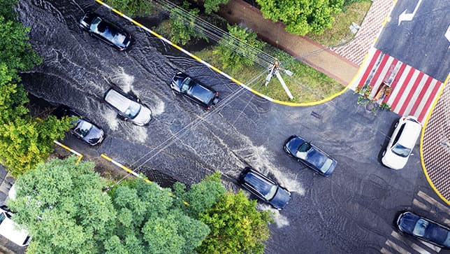 Vista aérea de automóviles circulando por una carretera inundada