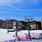 Personas en una estación de esquí nevada de Colorado, muy espaciadas para mantener el distanciamiento social