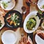 Platos de comida en la mesa de un restaurante, fotografiados desde arriba