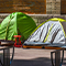 Acampada de personas sin hogar en una calle de la ciudad