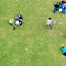 Parque con césped y gente haciendo pícnic y jugando