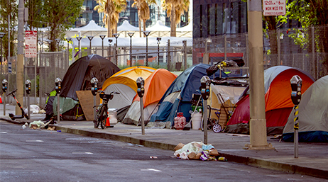 Tiendas de campaña en la acera de una ciudad