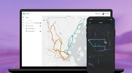 Un gráfico de un teléfono móvil y un monitor de ordenador portátil que muestra un mapa de ruta superpuesto sobre un fondo violeta