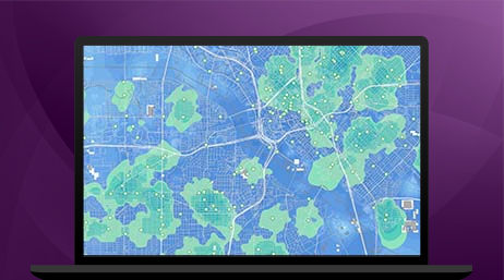 Gráfico de un monitor de ordenador portátil que muestra un mapa de carreteras azul y amarillo con grandes parches verdes dispersos