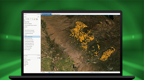 Una imagen de un portátil que muestra un mapa de contorno en verde y marrón junto a una leyenda de mapa