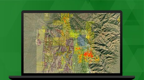 Un portátil que muestra un mapa de vista aérea de las operaciones de campo 