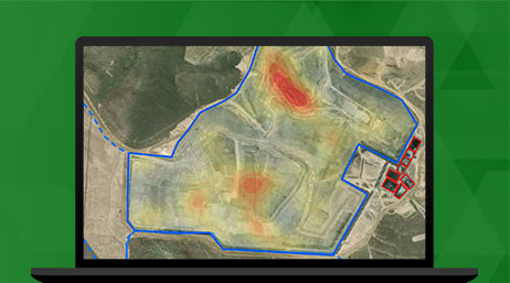 Un portátil que muestra un mapa de un área delineada en azul con marcas de calor y edificios en los alrededores delineados en rojo