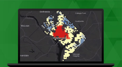 Un portátil que muestra un mapa con secciones pixeladas en rojo, azul y amarillo claro en Washington, que a su vez ilustra una función en ArcGIS Velocity que muestra la supervisión de activos y el mantenimiento predictivo.
