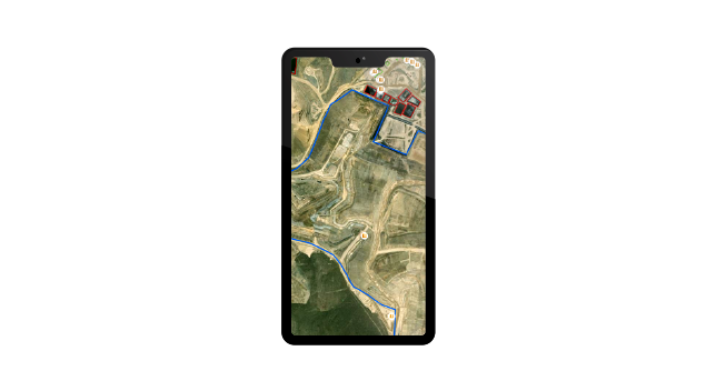 Un smartphone que muestra una vista aérea del transporte terrestre de camiones mineros y el seguimiento de la flota en tiempo real, que ayuda a reducir los tiempos de conducción y de inactividad