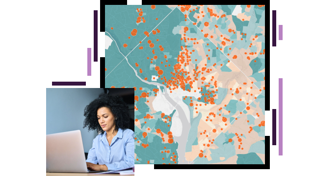 Persona mirando la pantalla de un portátil, mapa con puntos naranjas