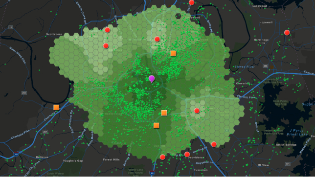 Mapa gris oscuro con una gran área verde y puntos multicolores