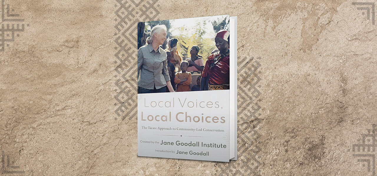 Un ejemplar del libro "Local Voices, Local Choices" sobre una superficie rugosa de color marrón claro impresa con motivos geométricos tribales grises