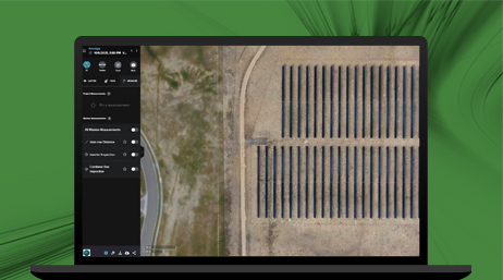 Un ordenador portátil que muestra una imagen aérea de un parque solar