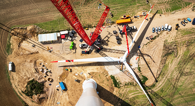 Una vista desde la cima de un aerogenerador hasta el suelo del sitio de construcción que se encuentra debajo