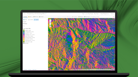 Un ordenador portátil que muestra una vista aérea LiDAR de las montañas