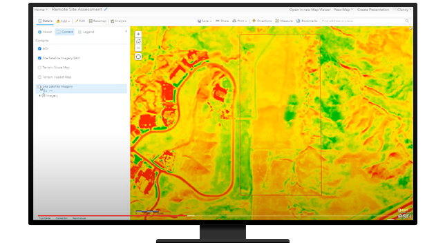 Un ordenador de sobremesa que muestra una evaluación de sitio remota de un mapa LiDAR y opciones de menú en el lateral 