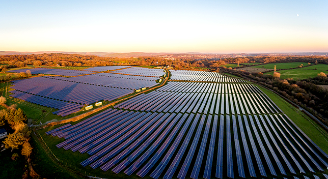 Un parque solar al atardecer