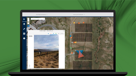 Un ordenador portátil que muestra una vista aérea de un parque solar y una imagen ampliada de una parcela de paneles solares