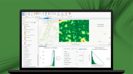 Un ordenador portátil que muestra dos mapas y conocimientos en el software de Esri