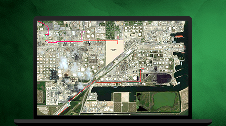 Un portátil que muestra el mapa de una ciudad con una línea roja como referencia de la red de servicios