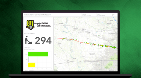 Un portátil que muestra una pantalla de ArcGIS Dashboards