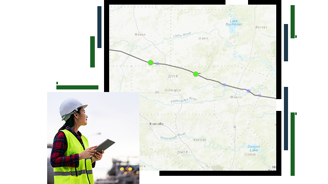 Un trabajador de campo con chaleco de seguridad sujetando una tablet y un mapa con dos puntos de localización verdes en una ruta