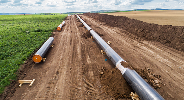 Construcción de tuberías sobre suciedad recién compactada y preparada 